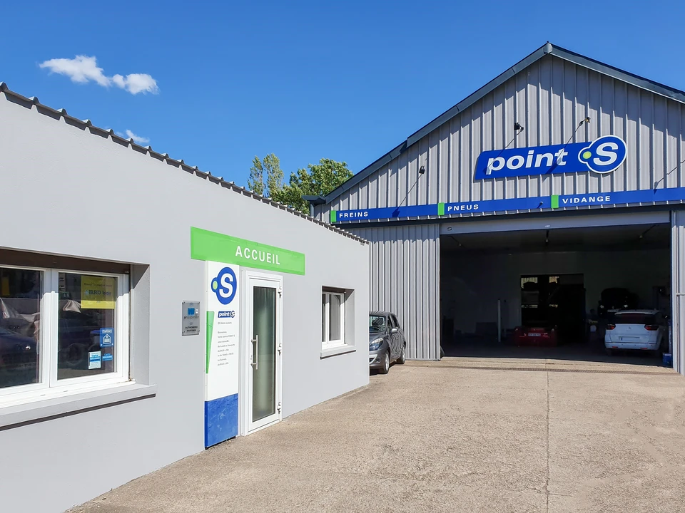 Enseigne commerciale ext&eacute;rieure "point S" sur fond de ciel bleu d&eacute;gag&eacute;