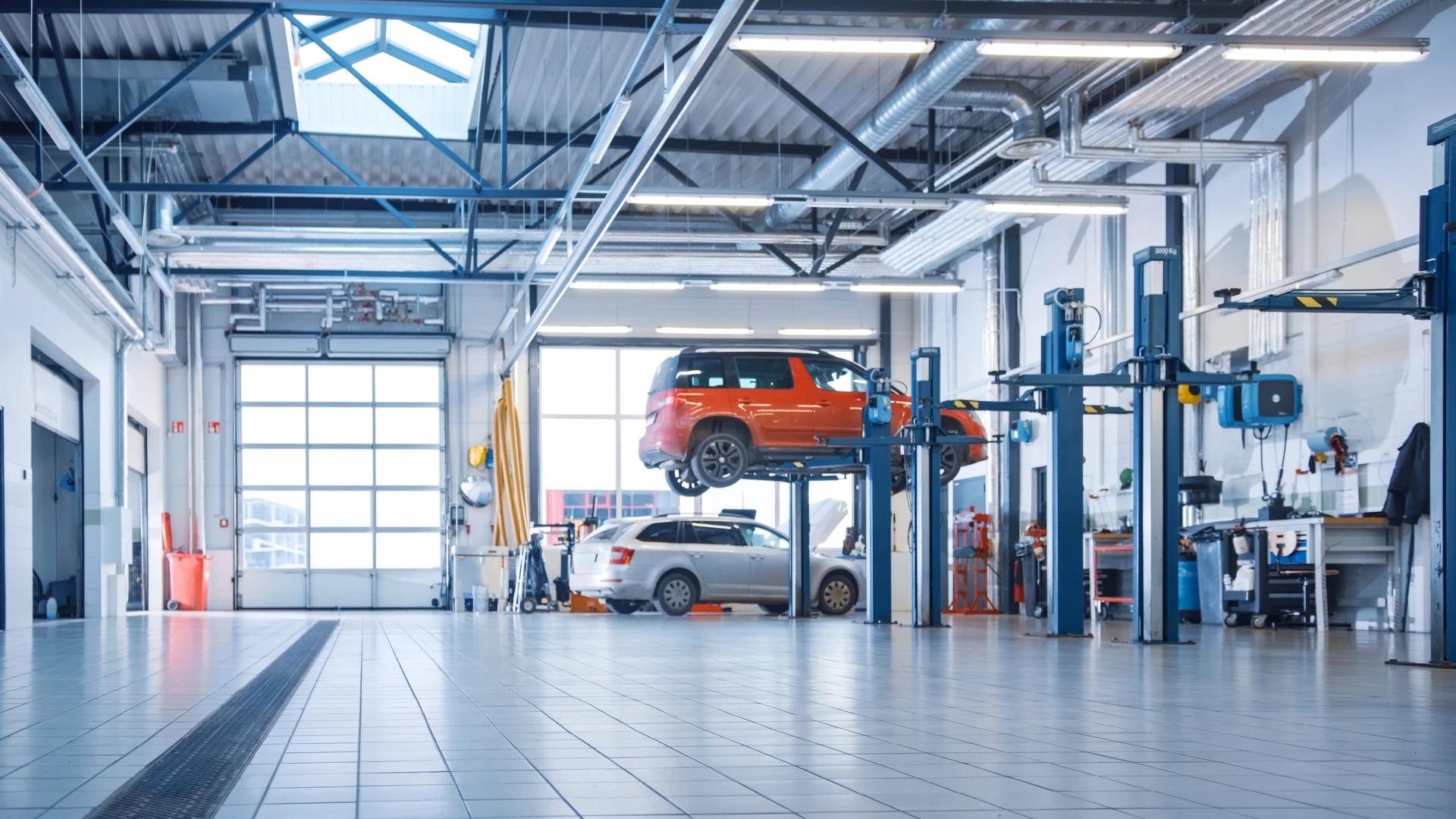 Flotte de nouveaux camions hybrides électriques modernes à l'hydrogène ou diesel blanc garés en ligne rangée à l'extérieur