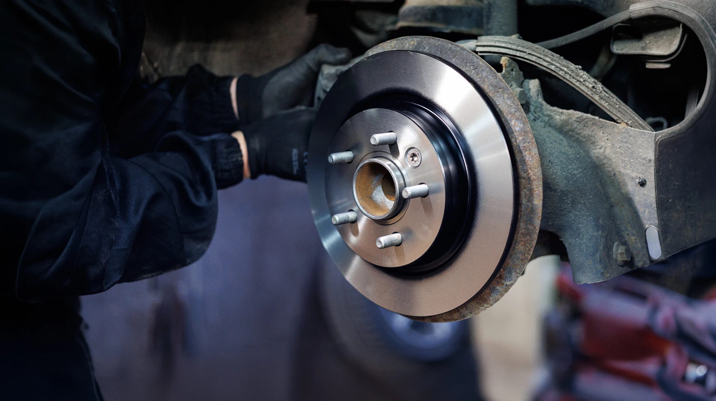 Atelier de réparation automobile avec véhicule sur pont élévateur