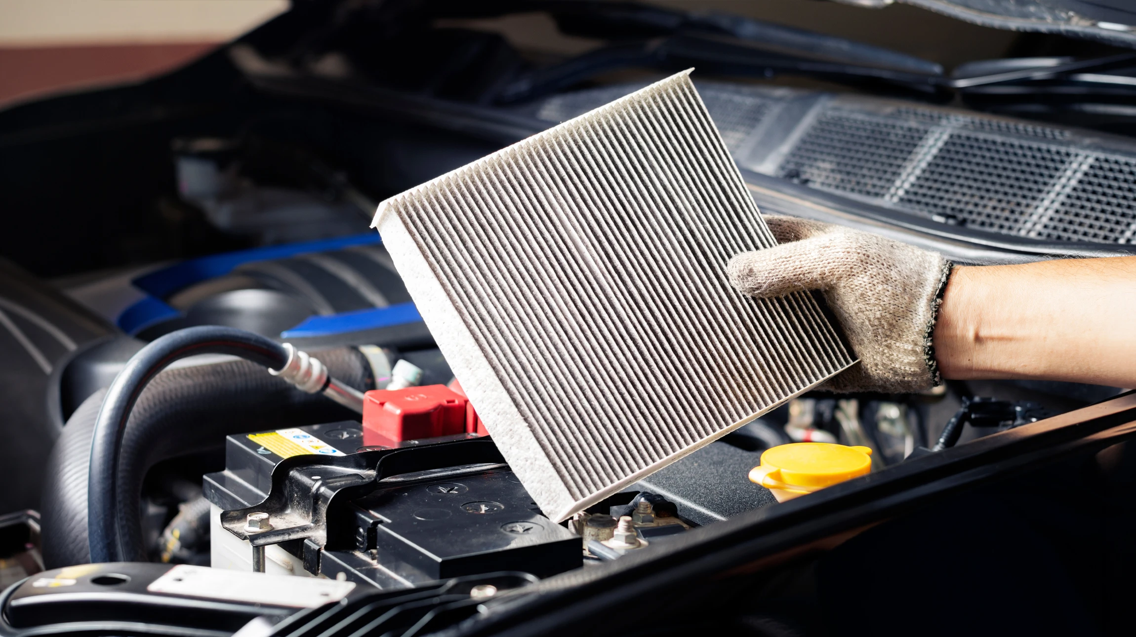 Atelier de réparation automobile avec technicien travaillant sur moteur de véhicule