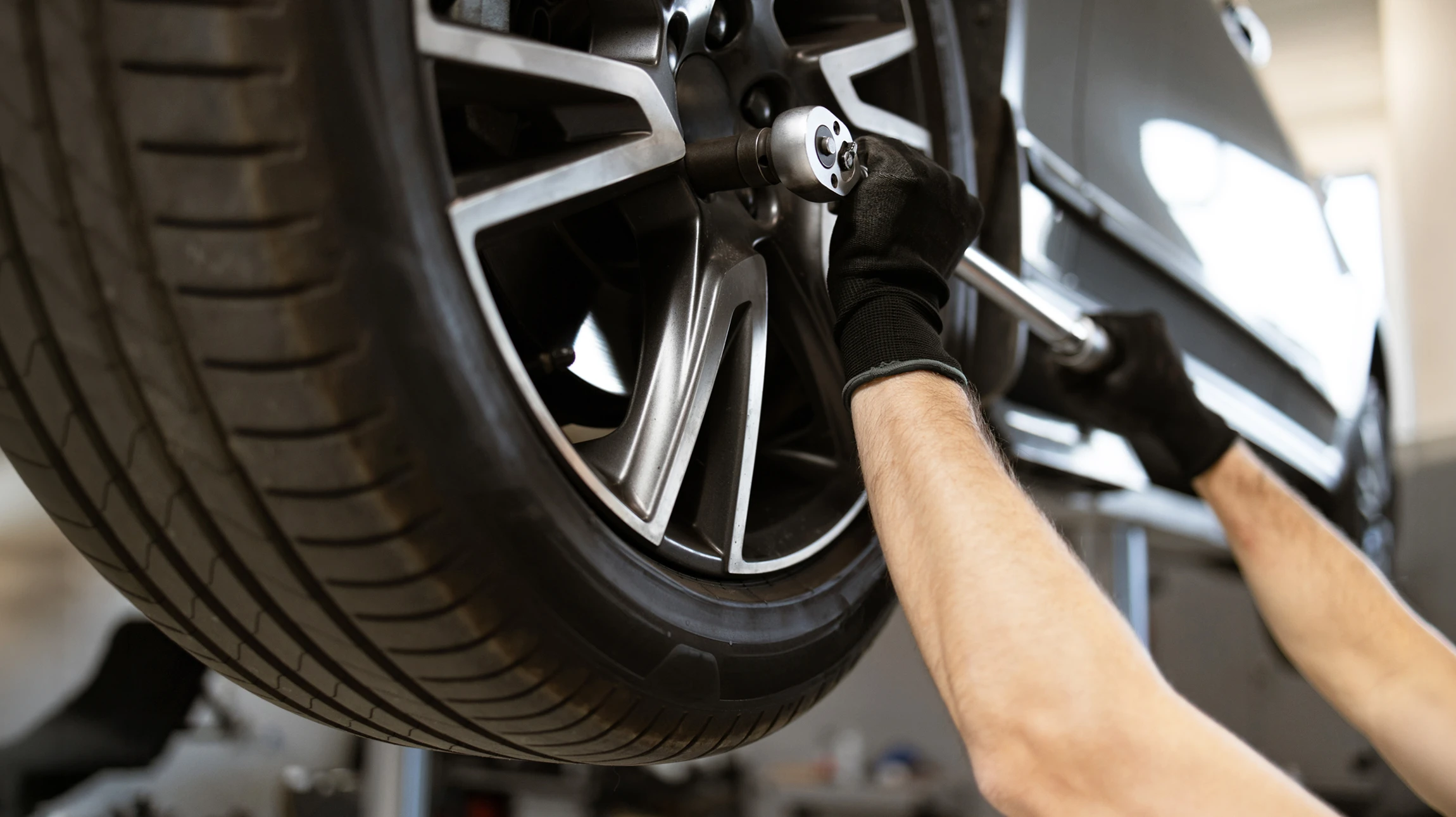 Atelier de mécanique automobile avec roue montée sur équilibreuse de pneus